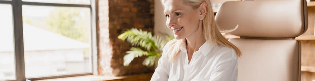 Healthcare professional using an online guide and choosing a content marketing agency.